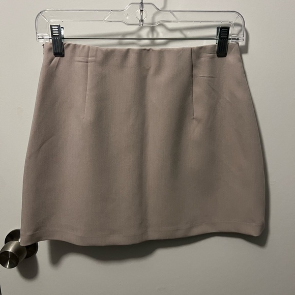Abercrombie & Fitch Cream Mini Skirt - Picture 3 of 4